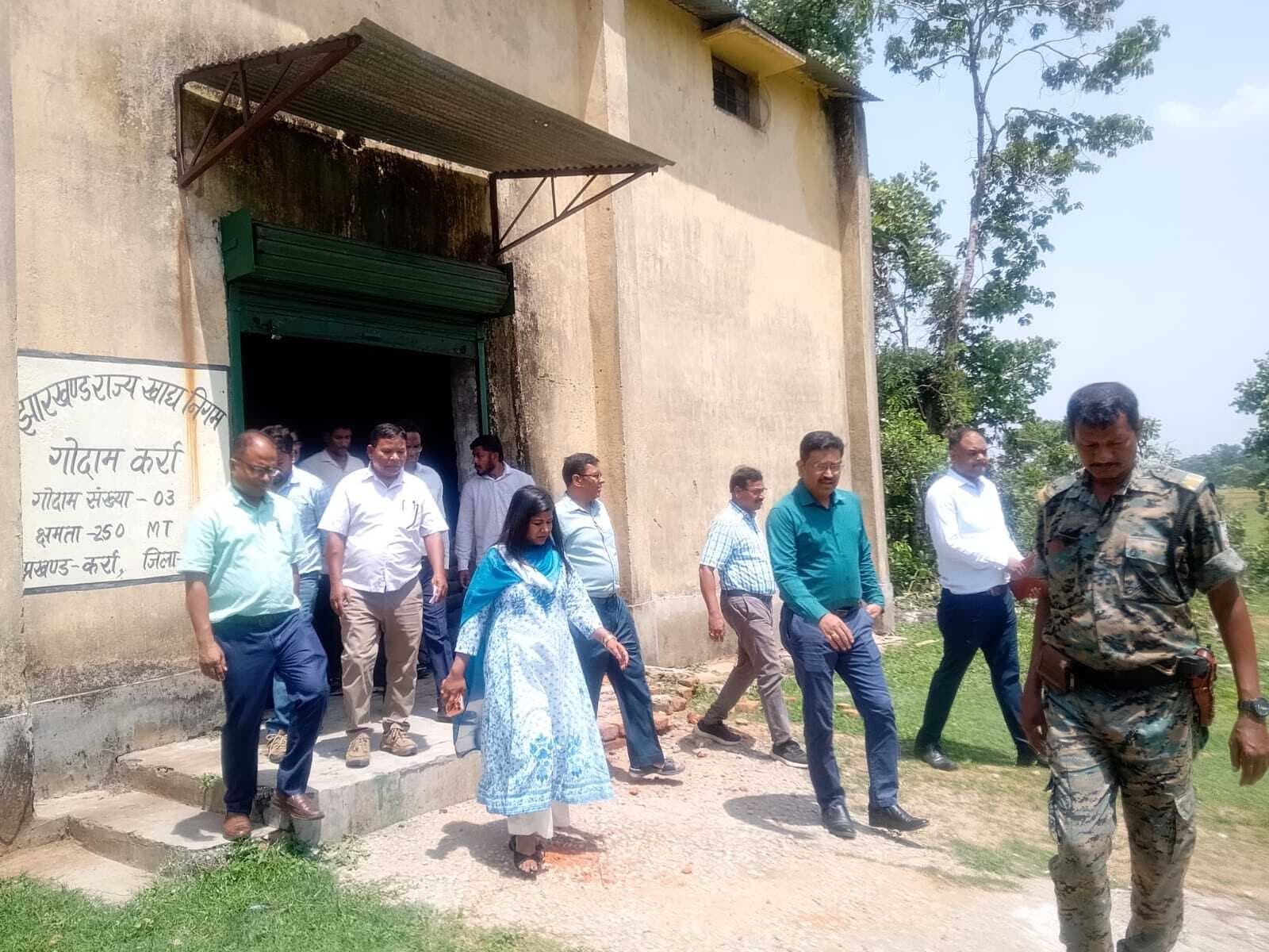 विभागीय सचिव ने कर्रा में खाद्यान्न गोदामों का निरीक्षण किया, नये गोदाम निर्माण का निर्देश