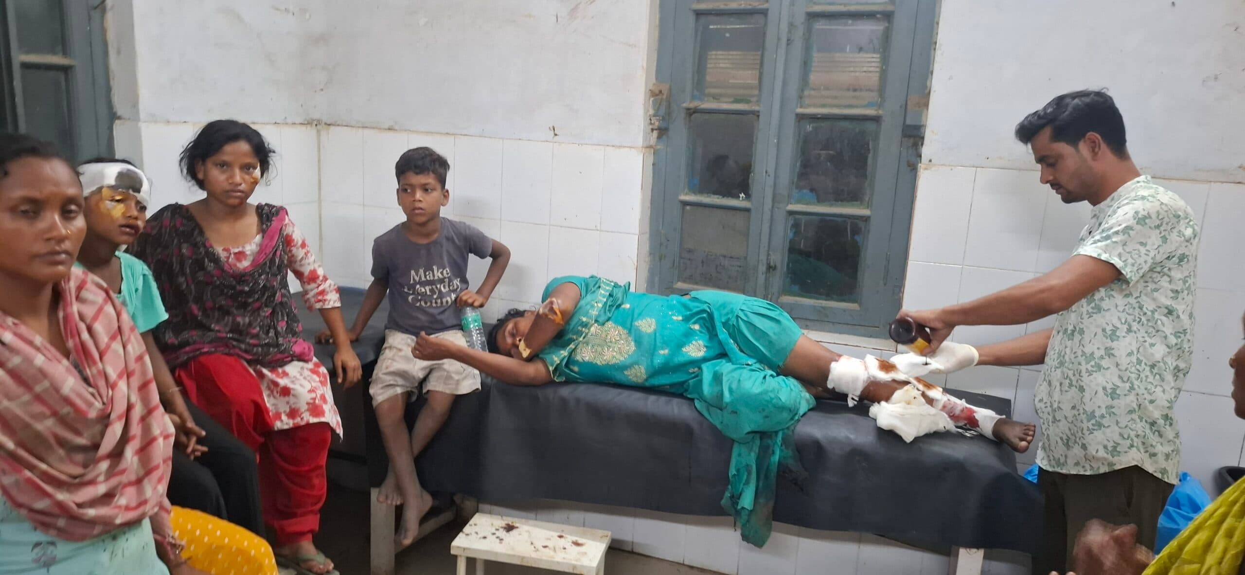 टेंपो ने बाइक में मारी टक्कर, तीन लोग गंभीर रूप से घायल