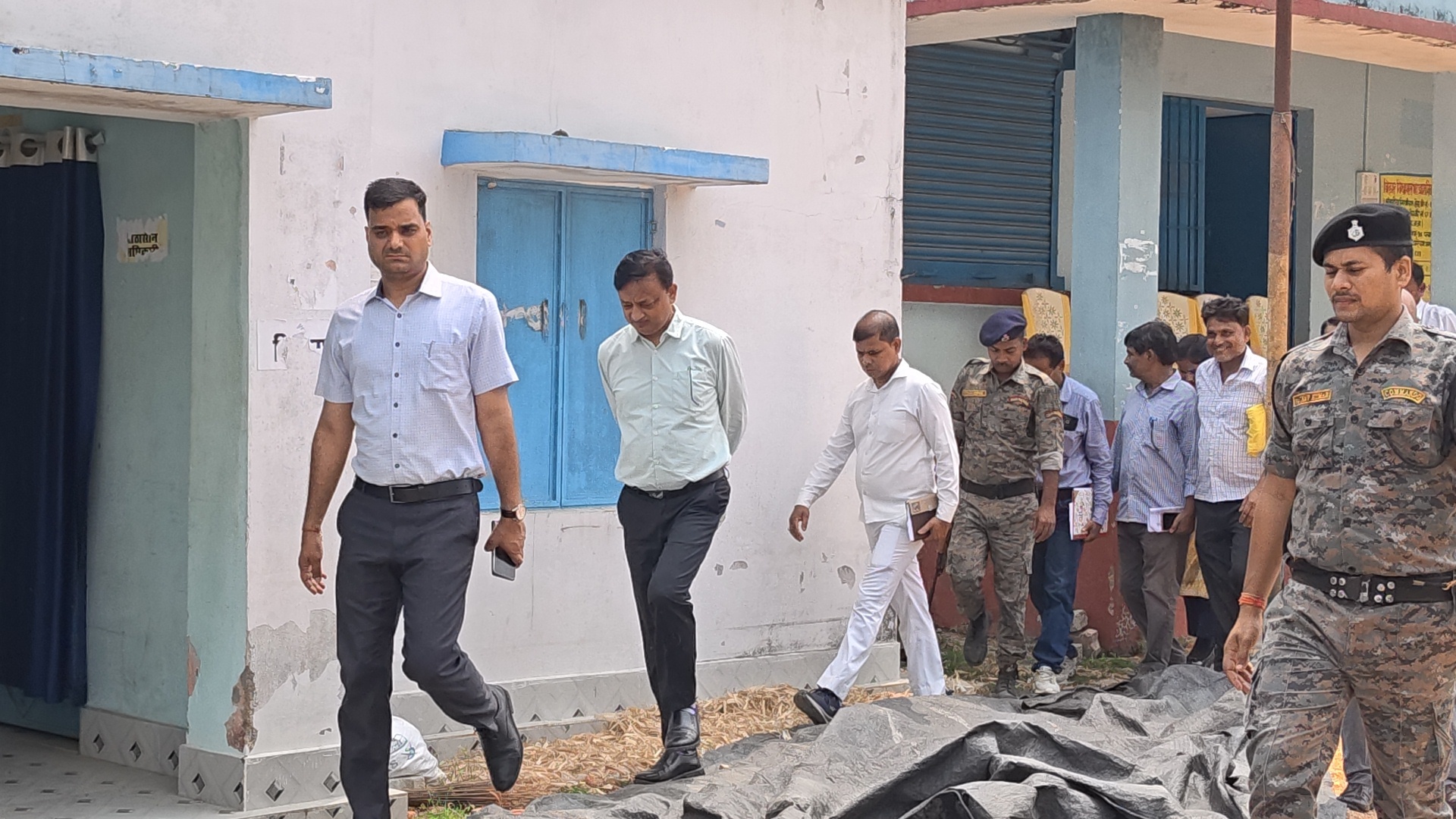 किसान फार्मर आईडी निर्माण को लेकर जिला पदाधिकारी ने किया निरीक्षण