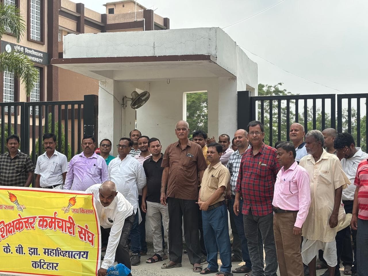 अंगीभूत महाविद्यालयों के शिक्षकेत्तर कर्मचारियों ने मांगों को ले विवि मुख्यद्वार पर किया प्रदर्शन