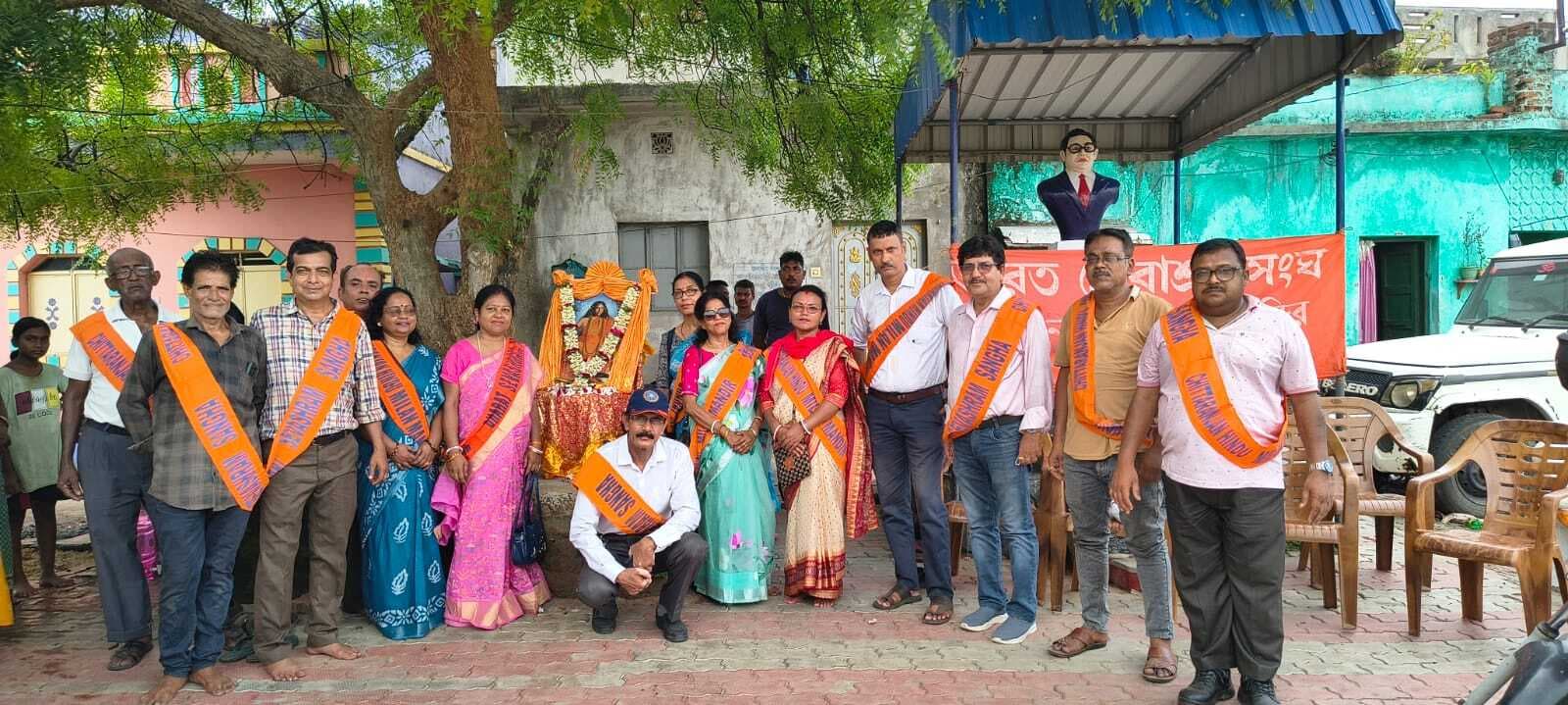 हाड़ीपाड़ा में जरूरतमंदों के बीच राशन व वस्त्र वितरित