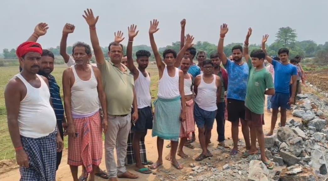 सड़क निर्माण में घटिया सामग्री इस्तेमाल का आरोप, ग्रामीणों ने कार्य रुकवाया