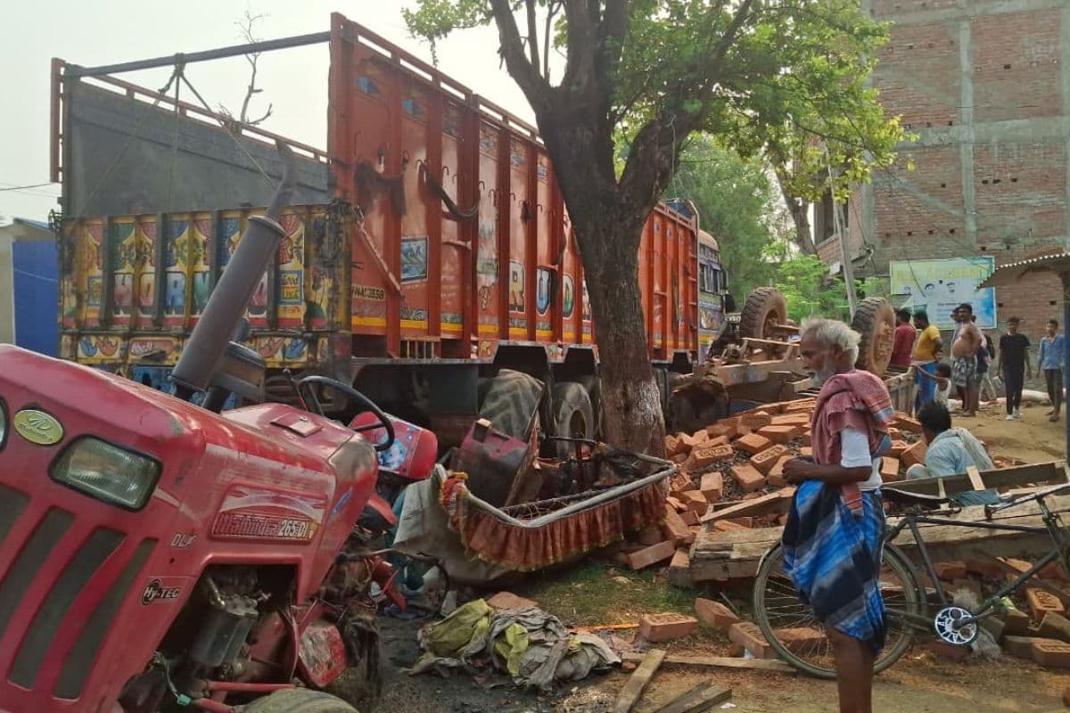 कमालपुर गांव के पास ट्रक व ट्रैक्टर की हुई आमने-सामने भिड़ंत, तीन टुकड़ों में टूटा ट्रैक्टर