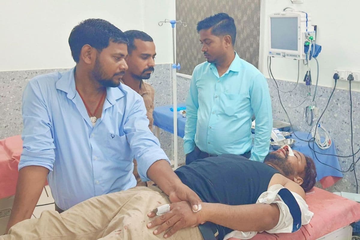 मचना मोड़ पर अनियंत्रित बाइक दुर्घटनाग्रस्त, मुंगेर के दो फाइनेंस कर्मी घायल