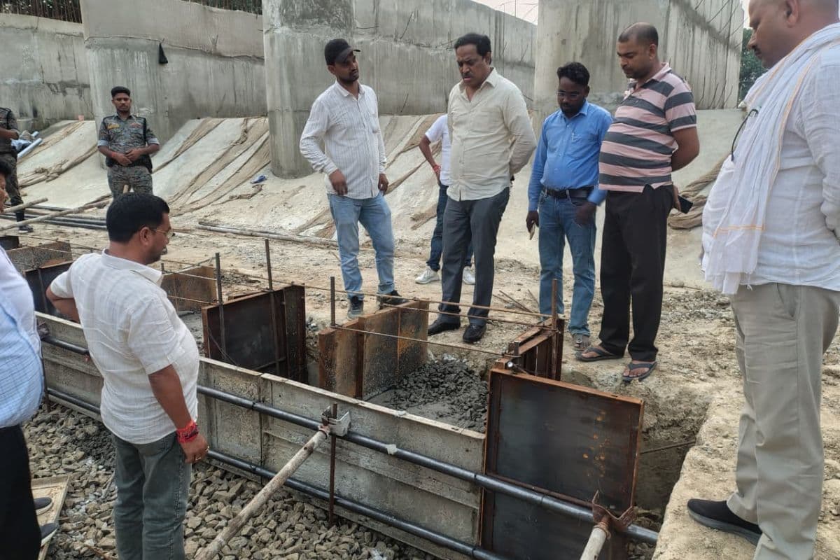 35 करोड़ के वियर निर्माण कार्य में अवैध रूप से बालू उठाव का आरोप, धोरैया विधायक ने भी उठाये सवाल