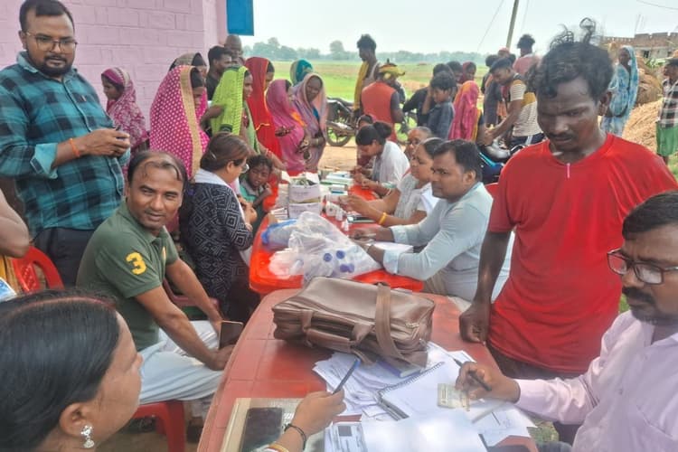 जनजातीय गांव में पहुंची सरकारी योजनाएं, बंगाली कला में लगा कैंप, ग्रामीणों ने रखीं कई मांगें