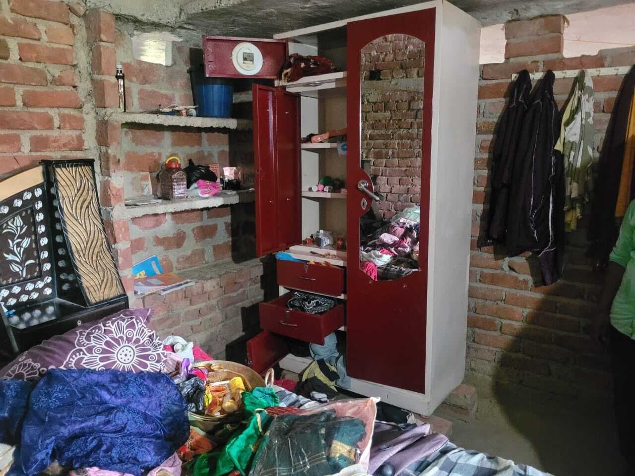 छत पर सो रहा था पूरा परिवार, ताला तोड़कर चोरों ने कर ली घर से चोरी