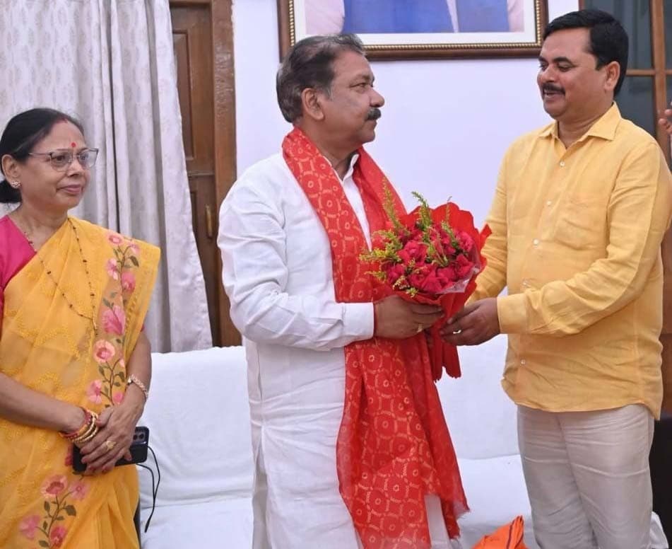 डॉ दिलीप जायसवाल से मिले भाजपा नेता विनोद यादव