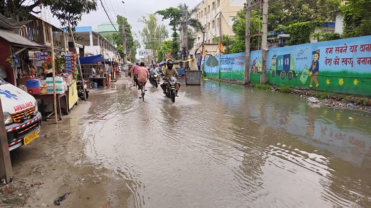 नगर निगम के दावों की खुली पोल, सदर अस्पताल रोड व लाल कोठी रोड जलमग्न