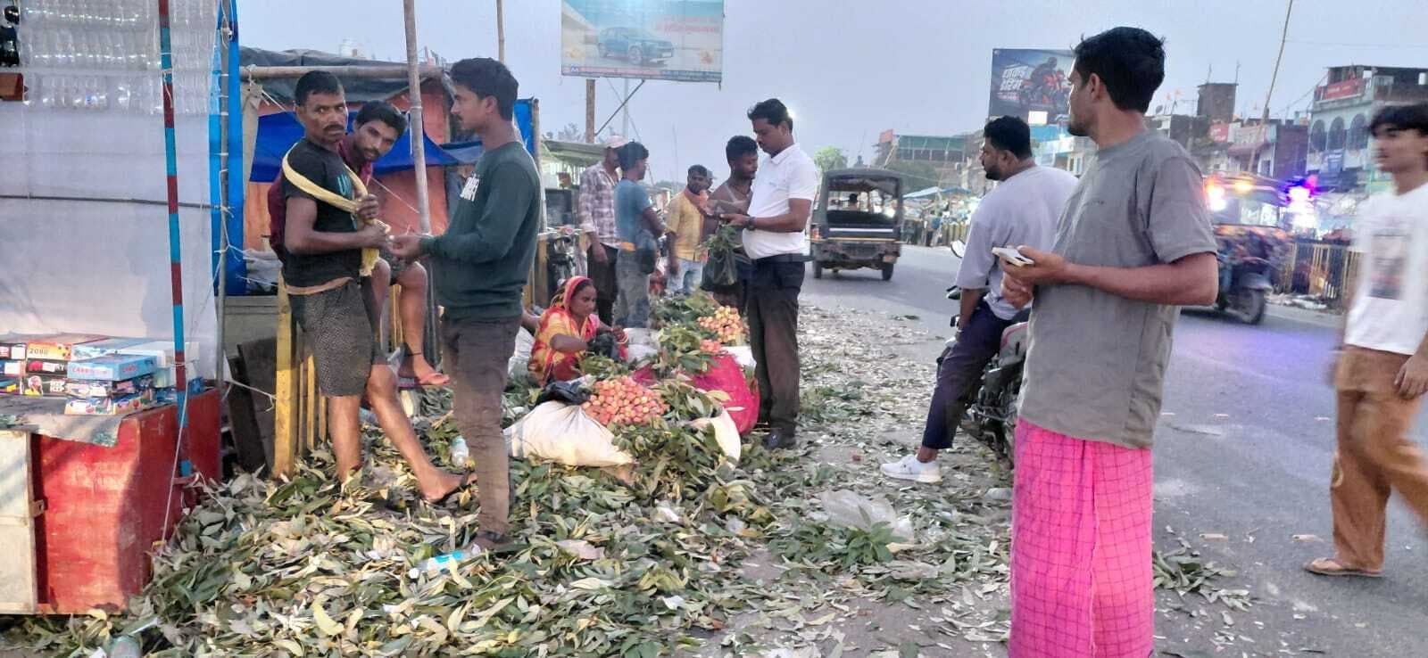 एनएच-31 पर लीची बाजार बन रहा दुर्घटनाओं का कारण