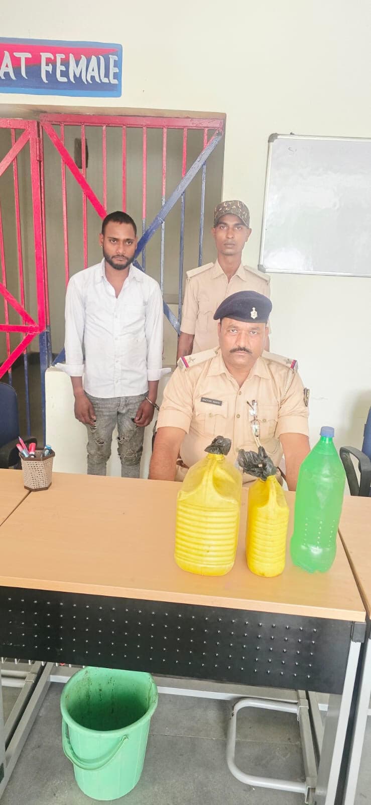 15 लीटर शराब के साथ तस्कर गिरफ्तार