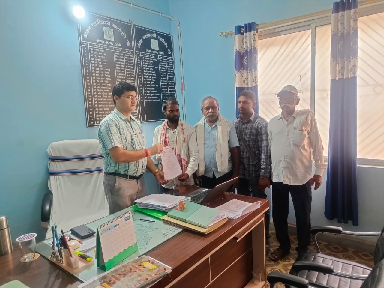 टूटा पुल निर्माण की मांग को लेकर बीडीओ को ज्ञापन