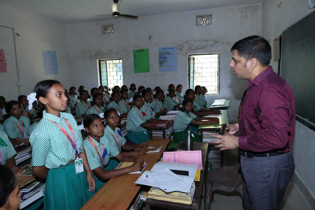 मुरहू के कस्तूरबा विद्यालय में एआइ और स्टेम लैब का उद्घाटन