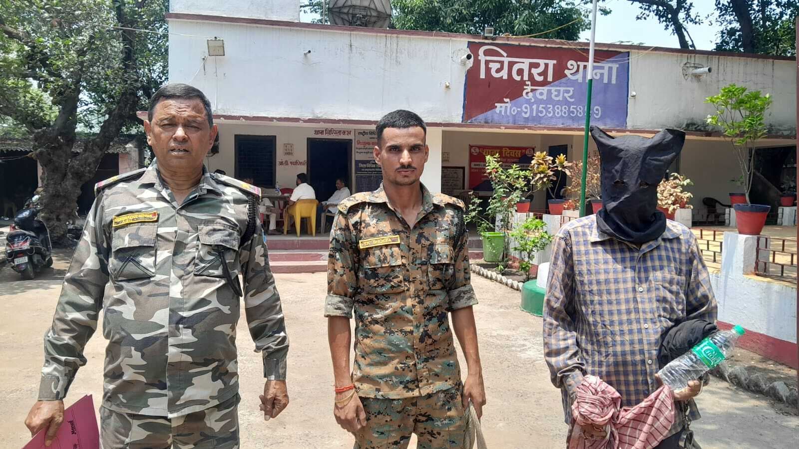 पिता की हत्या मामले में प्राथमिकी दर्ज, आरोपी पुत्र को भेजा गया जेलफोटो – पुलिस हिरासत में आरोपीप्रतिनिधि चितरा: थाना क्षेत्र की सिमला पंचायत स्थित माझीडीह गांव में वृद्ध मुलिन हेंब्रम की पिटाई कर हत्या किए जाने के मामले में पुलिस ने कार्रवाई तेज कर दी है. मृतक के बड़े पुत्र श्रीजल हेंब्रम के लिखित आवेदन के आधार पर बुधवार देर शाम चितरा थाना में प्राथमिकी दर्ज की गईवहीं आरोपी पुत्र लखीराम हेंब्रम को गुरुवार को न्यायिक हिरासत में जेल भेज दिया गया.दर्ज प्राथमिकी में श्रीजल हेंब्रम ने बताया कि उनका भाई लखीराम हेंब्रम सनकी स्वभाव का है तथा अक्सर घर में छोटी-छोटी बातों को लेकर विवाद और मारपीट करता रहता था. घटना के दिन उसने अपने पिता मुलिन हेंब्रम से रुपये की मांग की थी। पिता द्वारा पैसे देने से मना करने पर वह गुस्से में आ गया और उनके साथ बेरहमी से मारपीट करने लगा। गंभीर रूप से घायल वृद्ध को इलाज के लिए अस्पताल ले जाया गया, जहां उपचार के दौरान उनकी मौत हो गई.पुलिस मामले की की जांच में जुटी हुई है.
