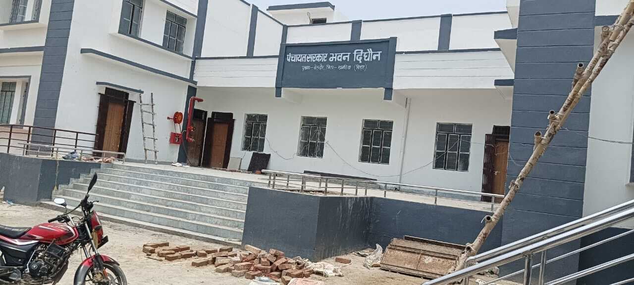 नवनिर्मित पंचायत सरकार भवन में आई दरार, ग्रामीणों में पनप रही नाराजगी