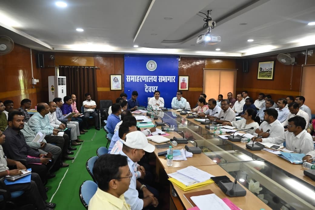 Deoghar News : कचरा प्रबंधन को लेकर बेहतर प्लान बनायें, लापरवाही बर्दाश्त नहीं : डीसी
