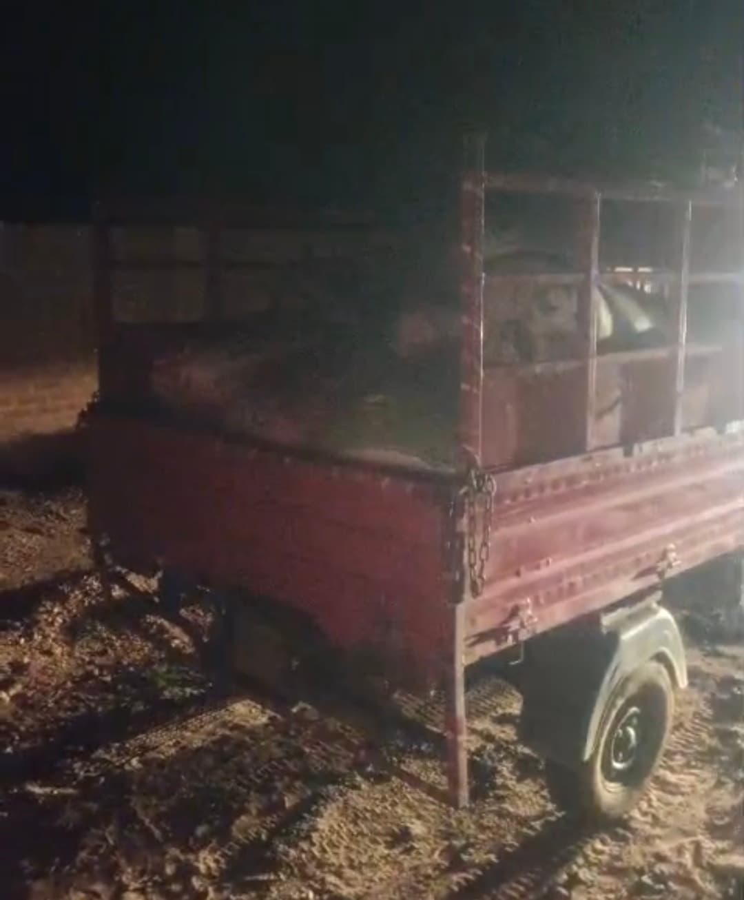 Giridih News :ग्रामीणों ने पकड़ा अनाज लदा वाहन, जांच में जुटा प्रशासन