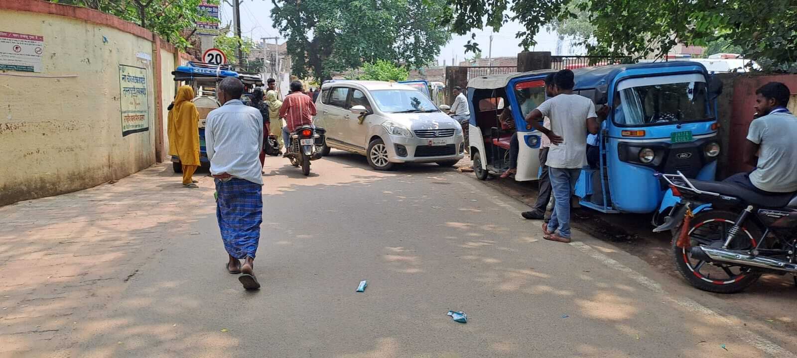 अस्पताल जाने वाली सडकों पर तिपहिया वाहनों का कब्जा, हादसे का खतरा