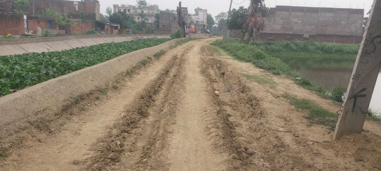 महागामा में नहर किनारे नहीं बनी सड़क, लोगों का आवागमन मुश्किल