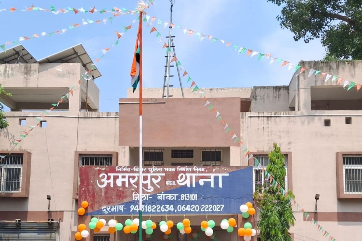 अमरपुर में दिनदहाड़े बैंक परिसर से बैंक कर्मी की बाइक चोरी, CCTV में तलाश रही पुलिस
