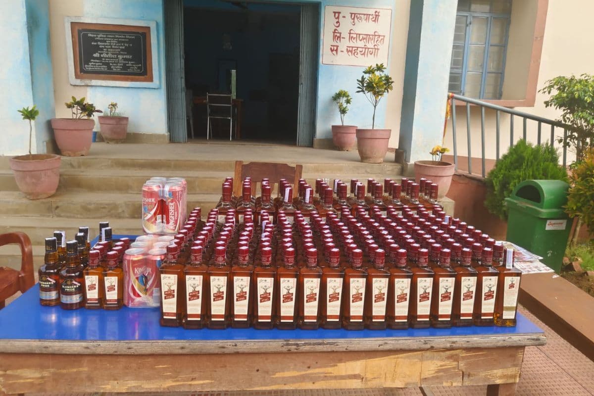 CNG टोटो बना शराब तस्करी का अड्डा! बौसी पुलिस ने 110 लीटर विदेशी शराब के साथ तीन को दबोचा