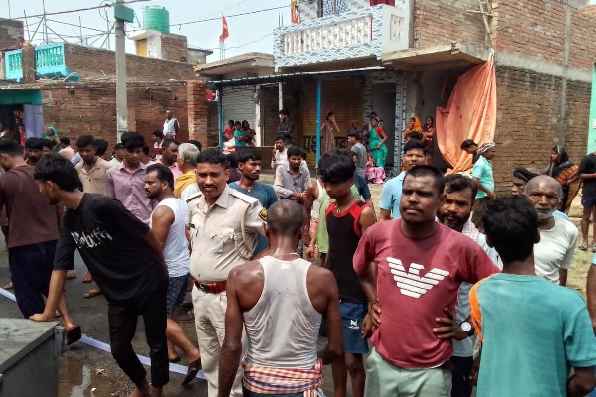 फूल दुकान में लगी आग गलने से शंभुगंज बाजार में अफरातफरी, पटाखों ने बढ़ायी दहशत