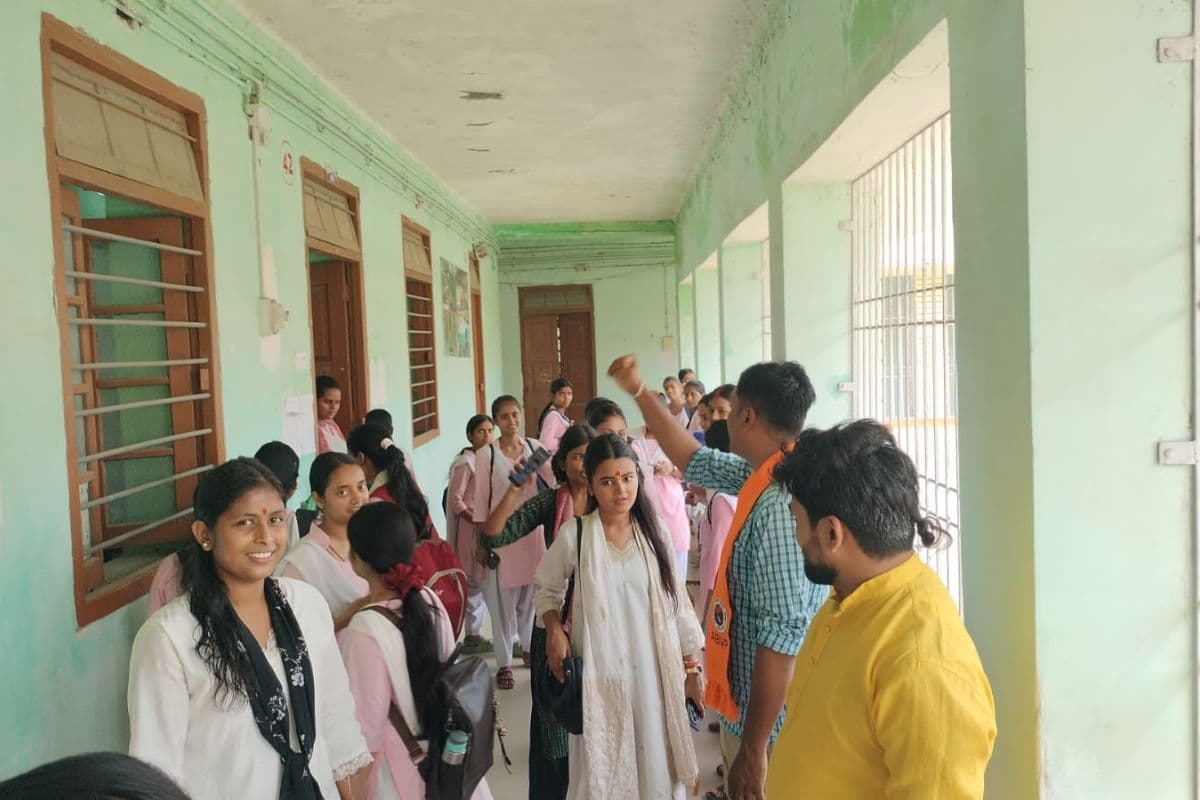भागलपुर में इंटर्नशिप फीस को लेकर भड़के छात्र, ABVP ने कॉलेज बंद कर शुरू किया आंदोलन
