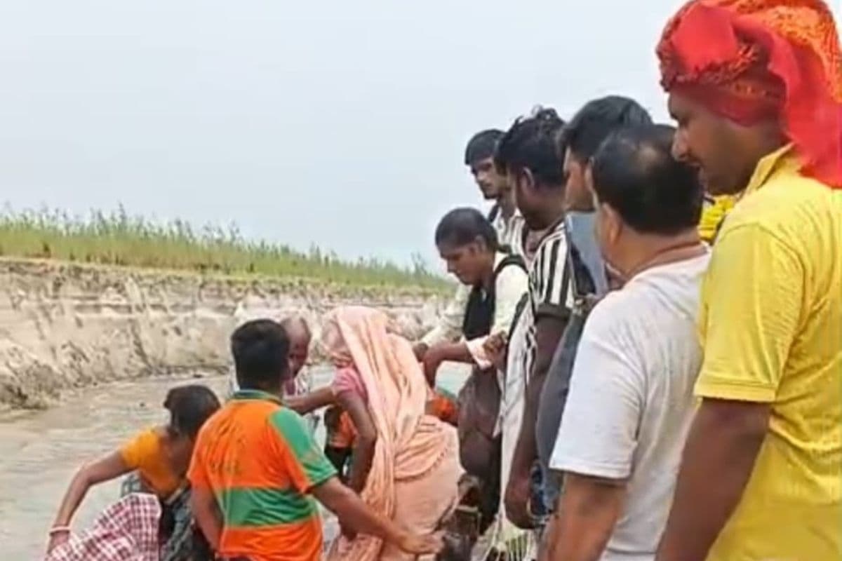 भागलपुर में बीच गंगा में खराब हुई बड़ी नाव, एसडीआरएफ ने बीमार व बुजुर्गों को निकाला सुरक्षित