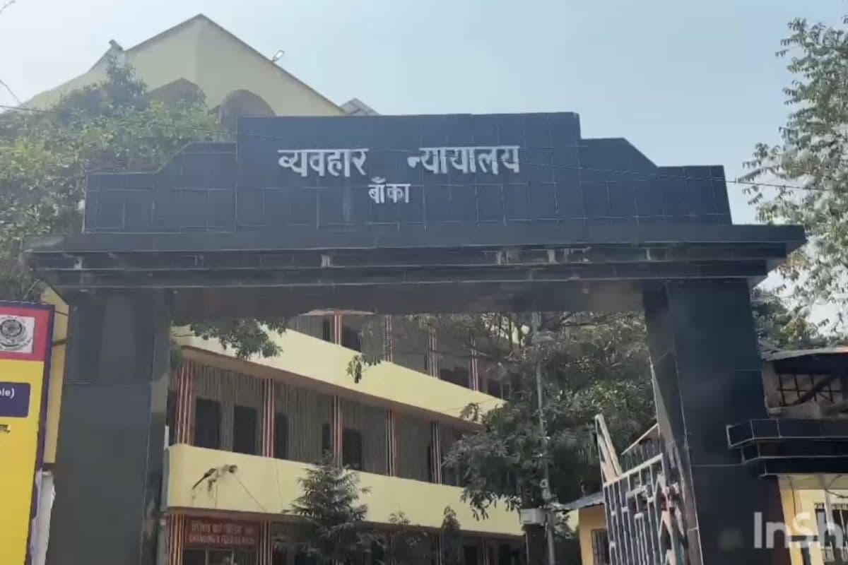 बांका कोर्ट से दो अभियुक्त फरार, हिरासत का आदेश मिलते ही भीड़ का फायदा उठाकर भागा