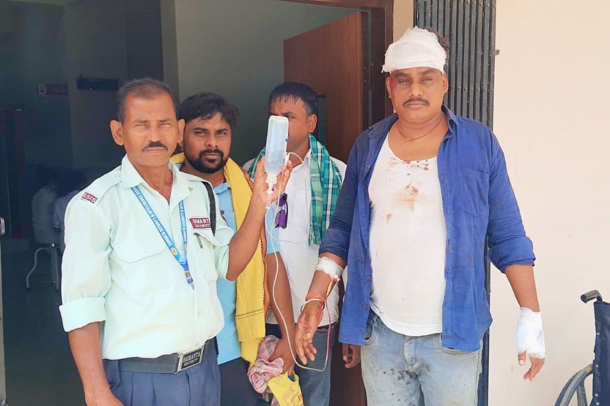 कटोरिया में सड़क पर अचानक दौड़ा बच्चा, बाइक पलटने से मोबाइल दुकानदार घायल