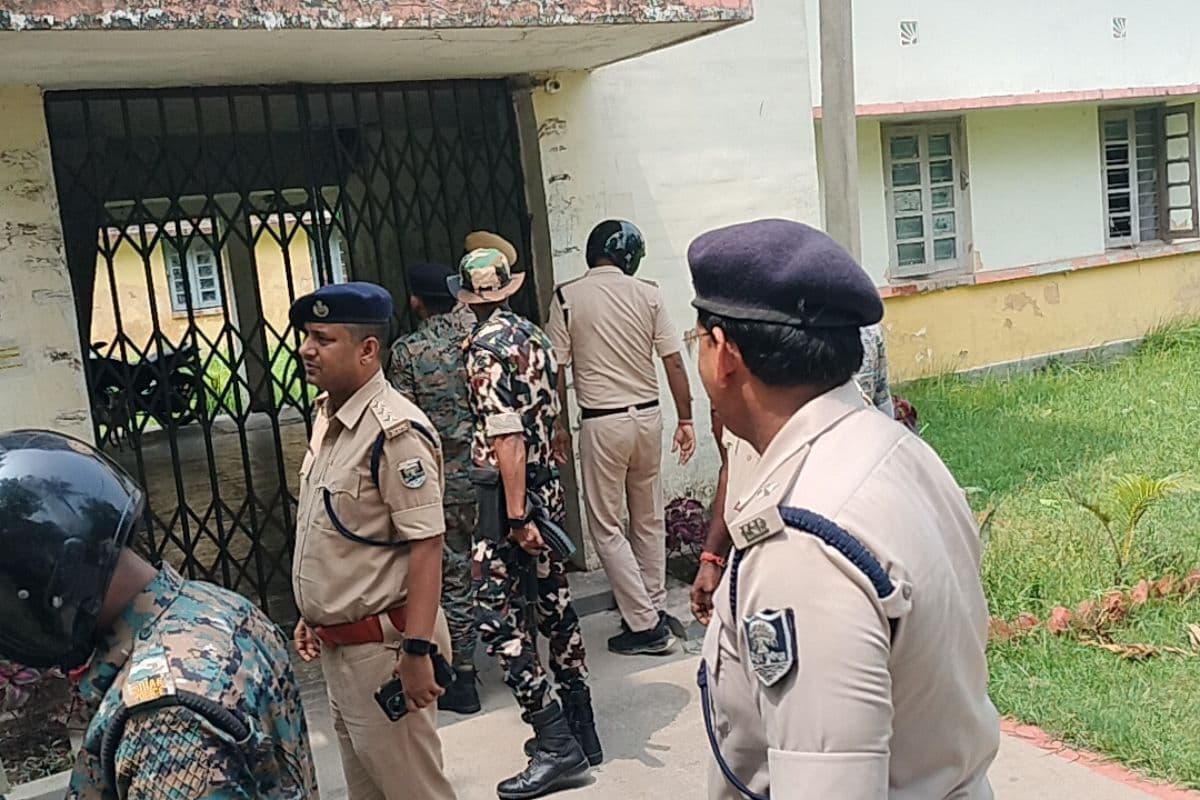 टीएनबी कॉलेज में बवाल, बंद के दौरान तोड़फोड़, एक घंटे तक रजिस्ट्रार का घेराव