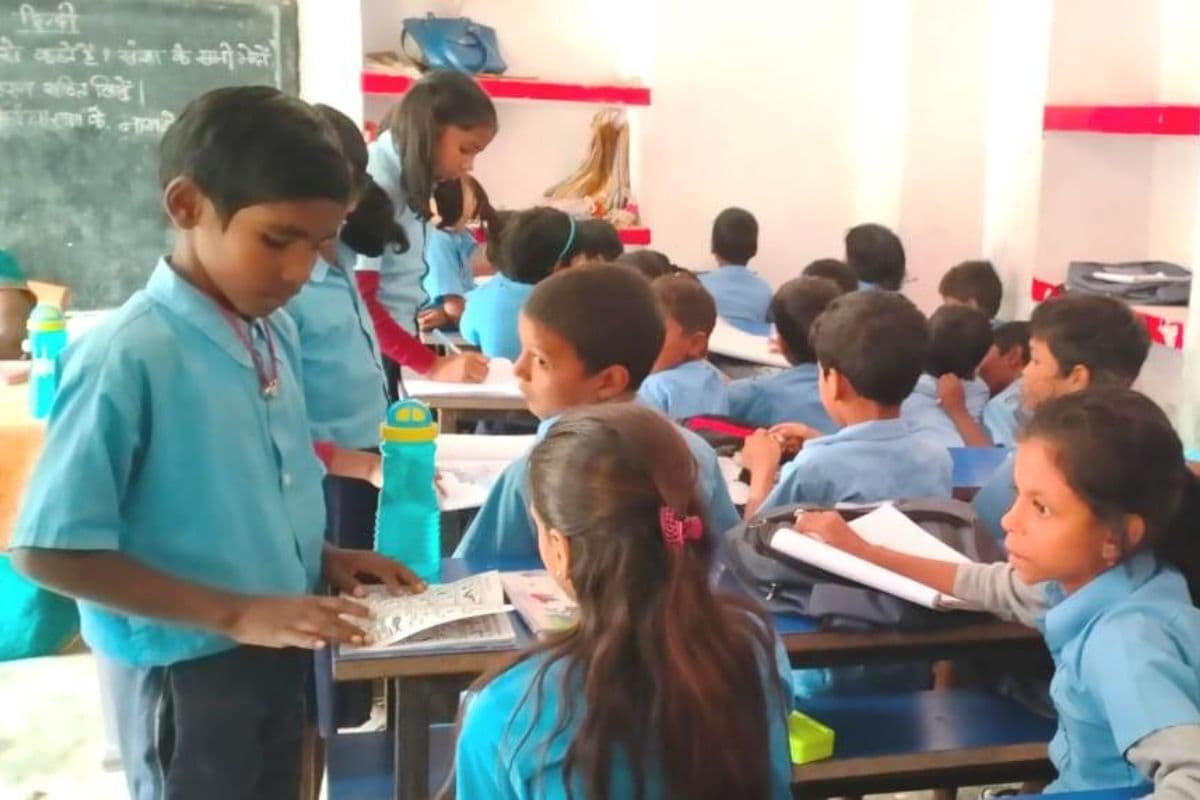 सुलतानगंज में शिक्षा व्यवस्था का हाल : कहीं टपकती छत के नीचे, तो कहीं जर्जर कमरे में पढ़ाई कर रहे बच्चे