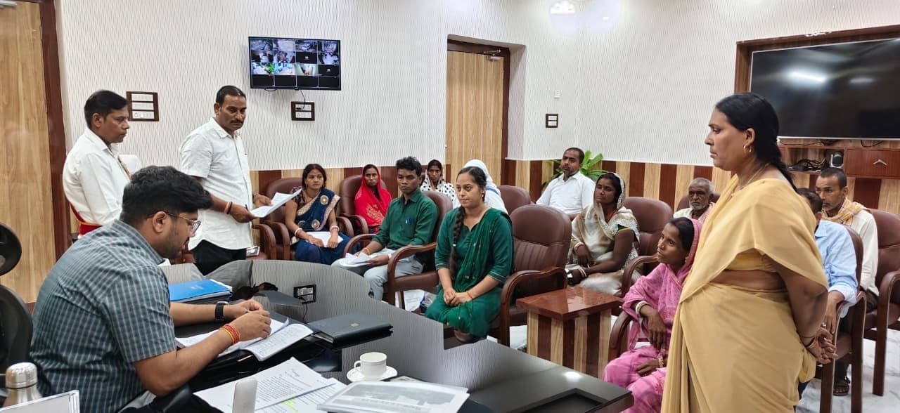 जन संवाद : आयुक्त ने 10 व जिलाधिकारी ने की 25 मामलों की सुनवाई