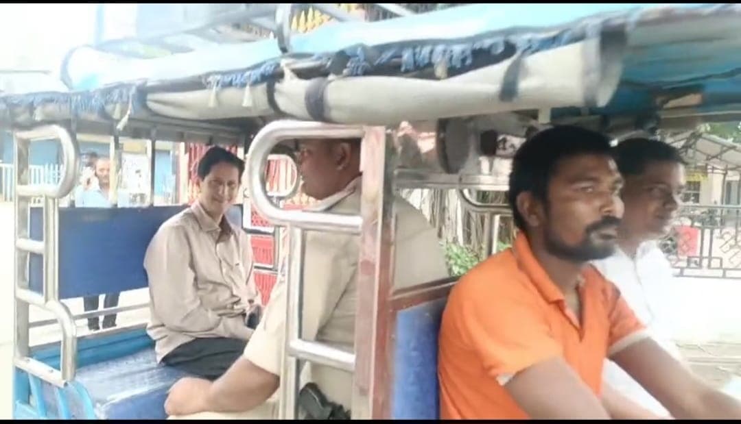 पूर्णिया में ‘नो व्हीकल डे’की शुरूआत, अधिकारी पैदल, साइकिल व टोटो से पहुंचे दफ्तर