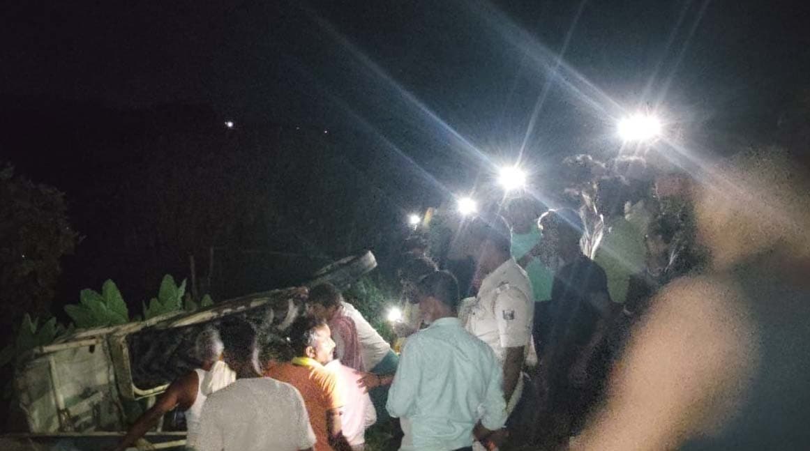 मक्का लदा ट्रैक्टर पलटा, दो घायल