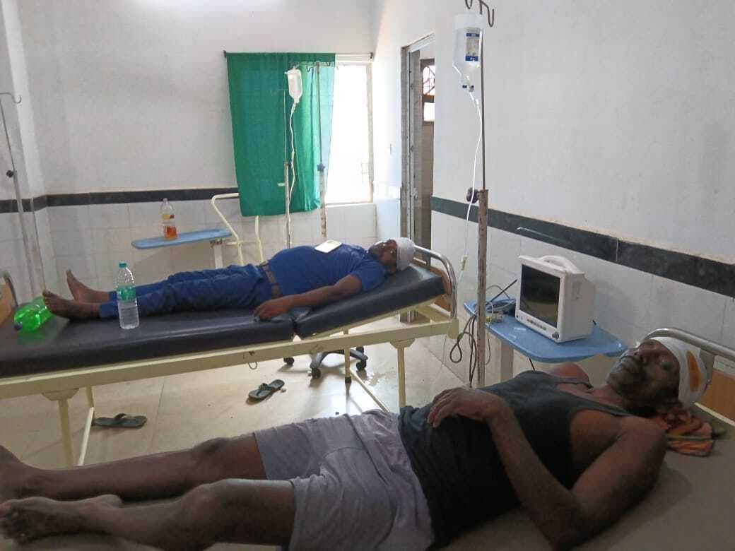 दुकान पर कब्जे को लेकर मारपीट, पिता-पुत्र व पत्नी घायल