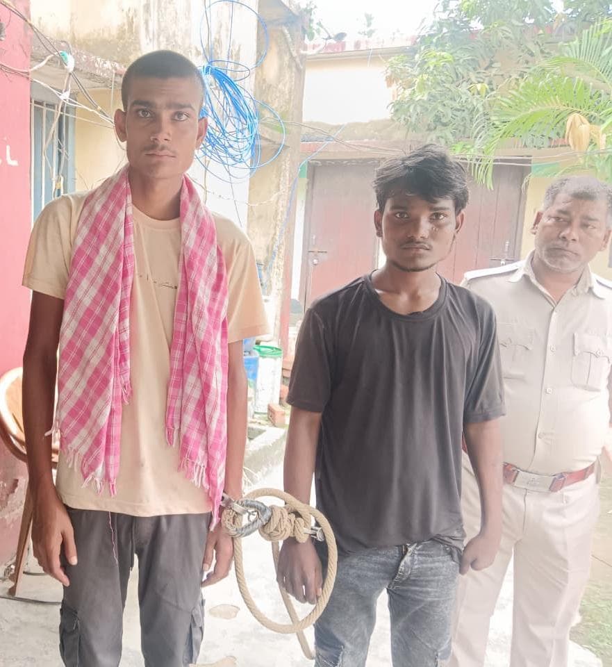 ई-रिक्शा से 150 लीटर देसी शराब बरामद, दो तस्कर गिरफ्तार