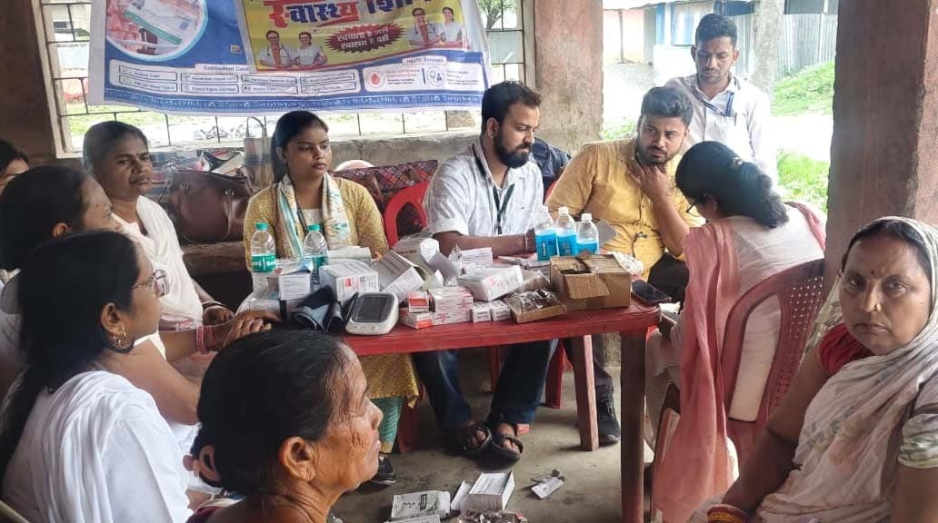 स्वास्थ्य शिविर में की गयी 200 से अधिक लोगों के स्वास्थ्य की जांच