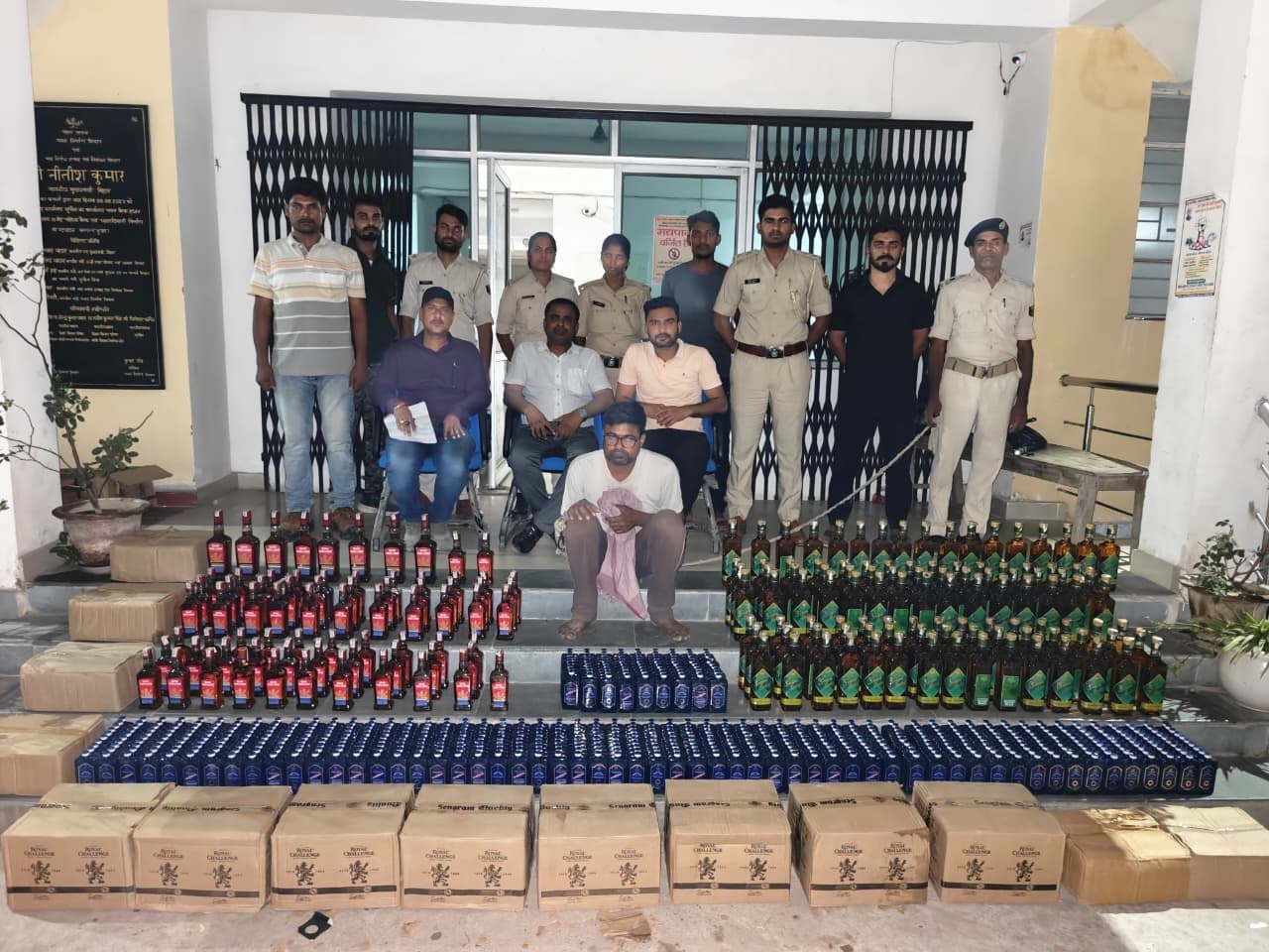 1297 बोतल विदेशी शराब बरामद, तस्कर गिरफ्तार