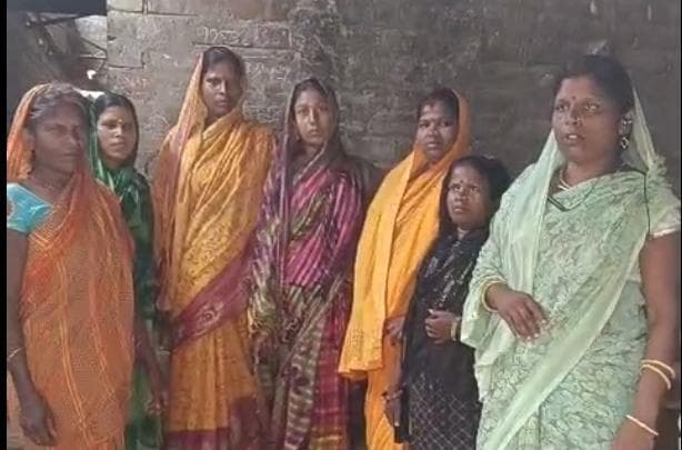 चौथम में लोन दिलाने के नाम पर दर्जनों महिलाओं से लाखों रुपये की ठगी, ठग फरार