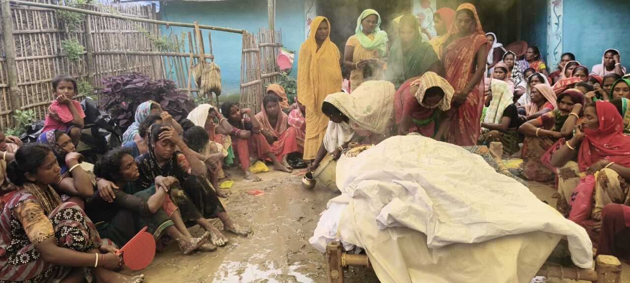 पेड़ की टहनी काटने के दौरान गिरकर मजदूर की मौत, परिवार में मचा कोहराम