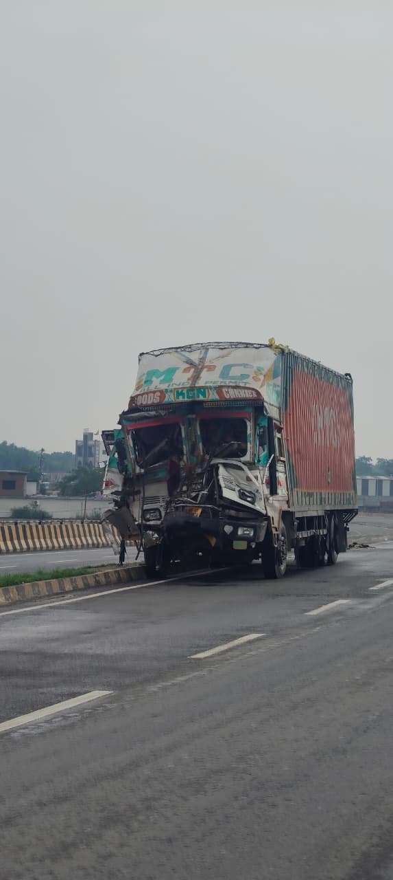 आरओबी के पास डिवाइडर से टकराया तेज रफ्तार कंटेनर, बड़ा हादसा टला