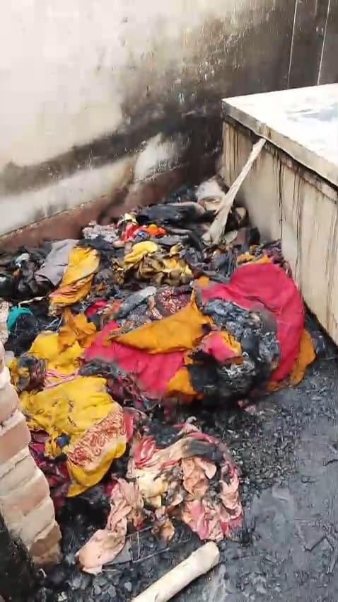 आगजनी की घटना में दो लोग झुलसे, लाखों की संपत्ति राख