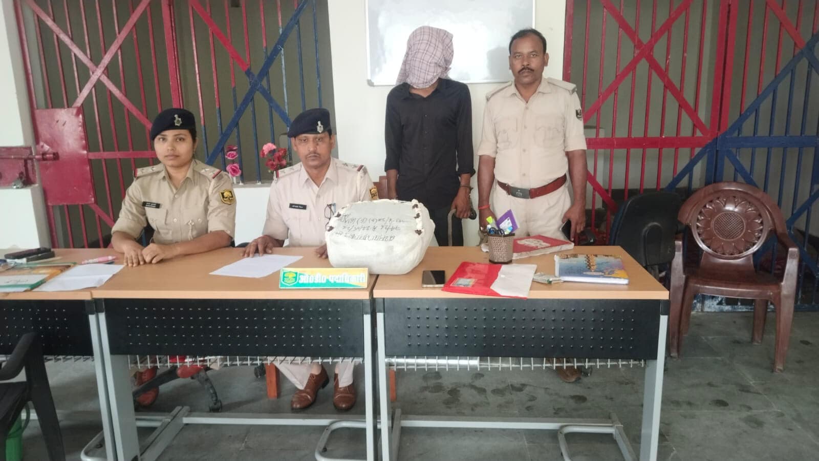 3.5 किलो गांजा के साथ नेपाली तस्कर गिरफ्तार