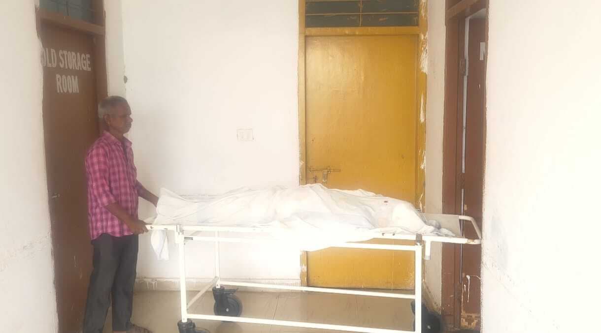 सड़क हादसे में घायल व्यक्ति की हुई मौत, पहचान के इंतजार में पोस्टमार्टम हाउस में रखा शव