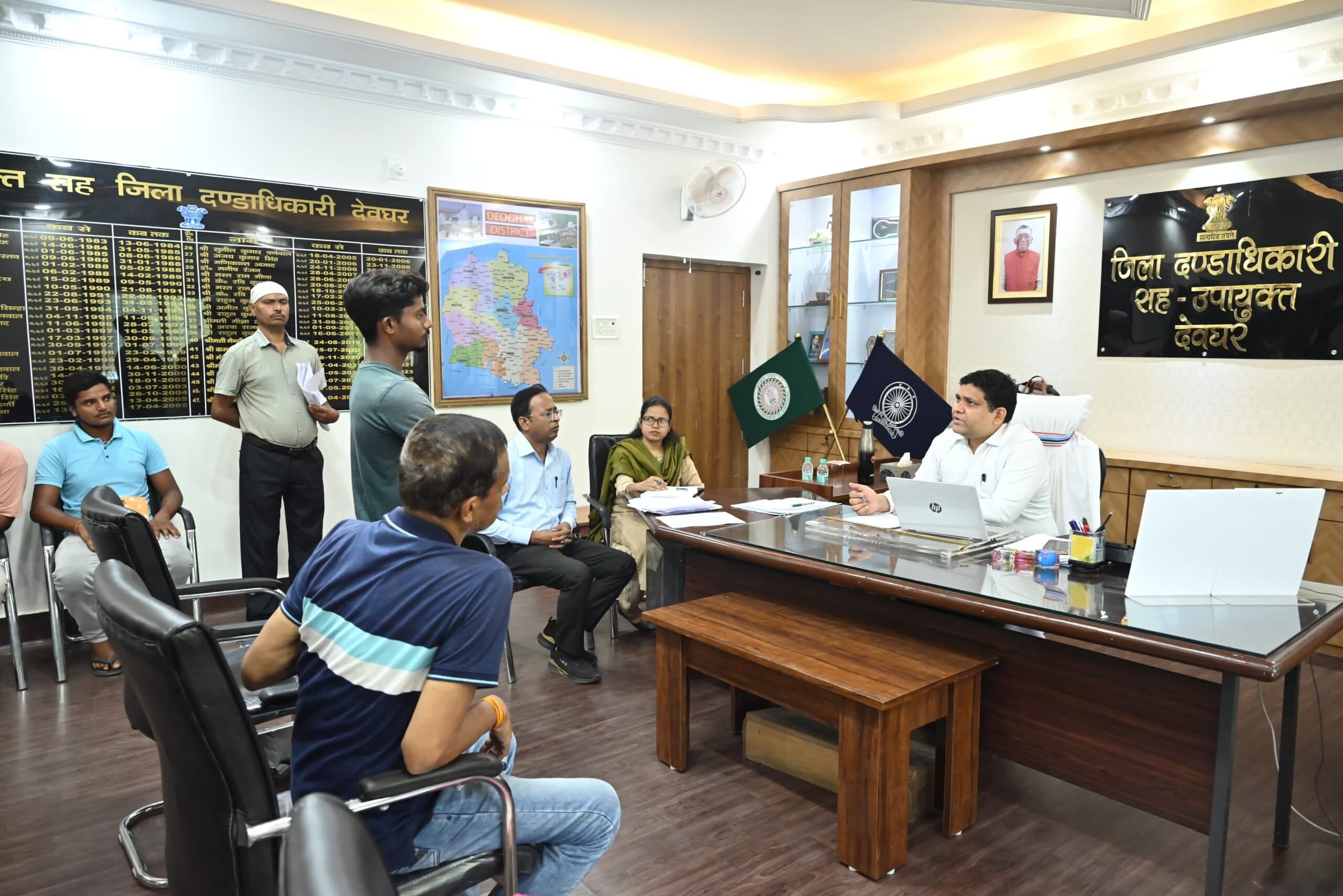 Deoghar News : जनता दरबार में आयीं भू-अर्जन, पेंशन और म्यूटेशन की समस्याएं, डीसी ने दिये त्वरित निष्पादन के निर्देश