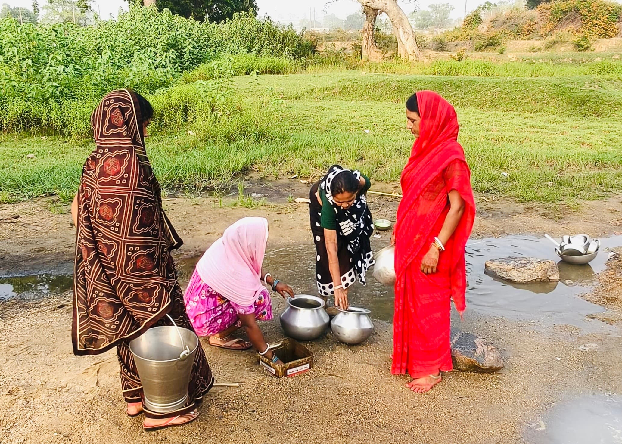 Giridih News :कुड़ियामो में जलसंकट गहराया, नदी में चुआं खोदकर बुझा रहे प्यास