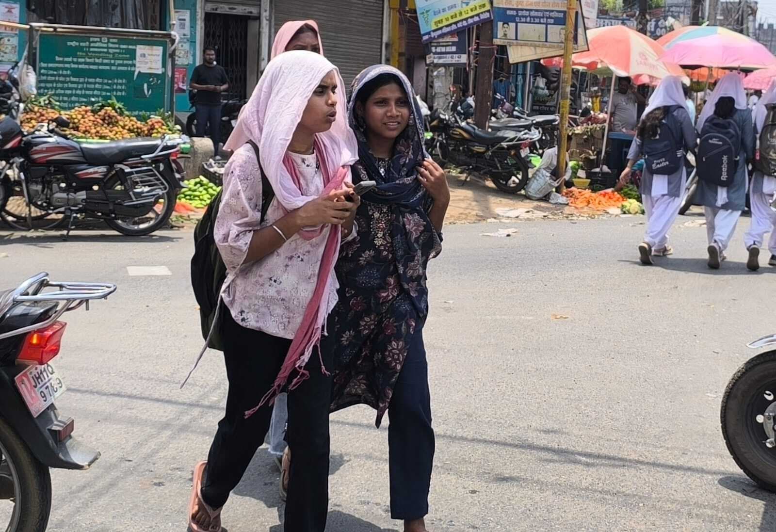 Giridih News :हल्की बारिश से गर्मी से मिली राहत, लो वोल्टेज से बढ़ी परेशानी