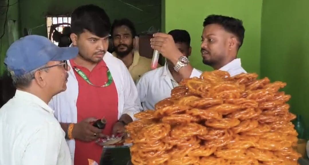 Giridih News :घटिया सामग्री मिलने पर दुकानदारों को लगायी फटकार