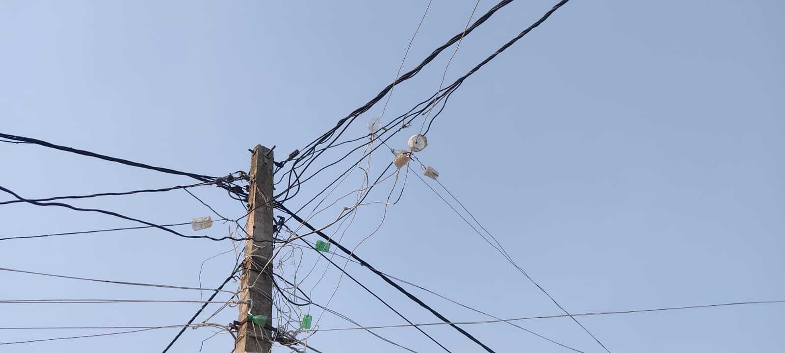 विश्वासखानी गांव में जर्जर बिजली के तार ग्रामीणों के लिए गंभीर खतरा